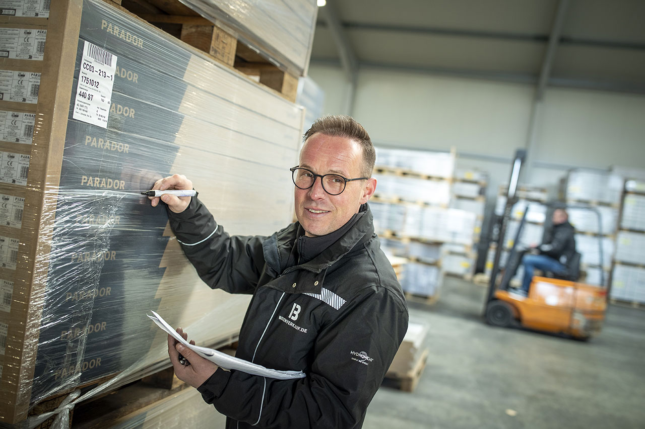 Markierung von Parador-Böden in der Lagerhalle Böden der Firma Parador werden in der Lagerhalle markiert