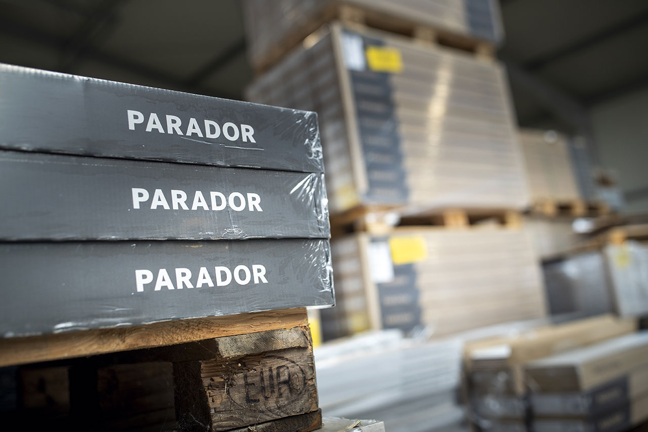 EInblick in die Lagerhalle bei bodenverkauf.live Pakete mit Parador-Böden in der Lagerhalle