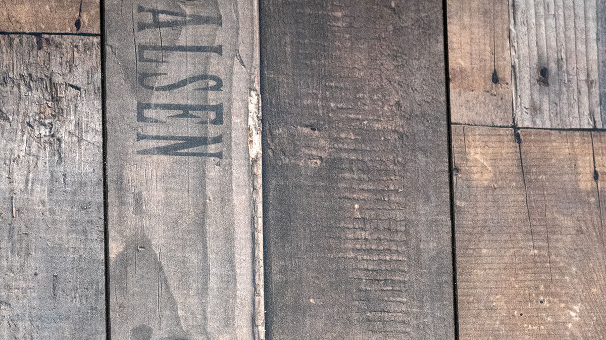 Was sind Abriebsklassen von Laminatböden? Detailaufnahme eines Multiplank-Laminatbodens