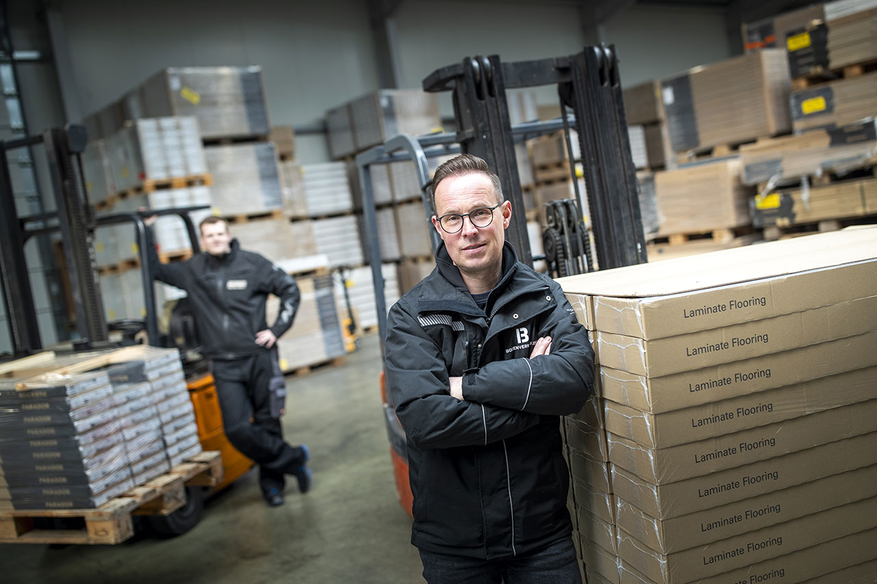 Zwei Mitarbeiter in der Lagerhalle
