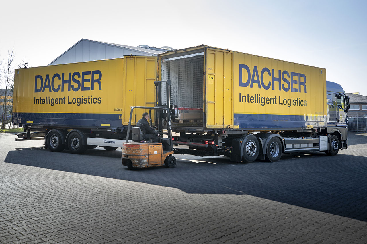 Speditionsversand -Böden werden in den Dachser-LKW geladen Böden werden für den Speditions-Versand in LKW verladen