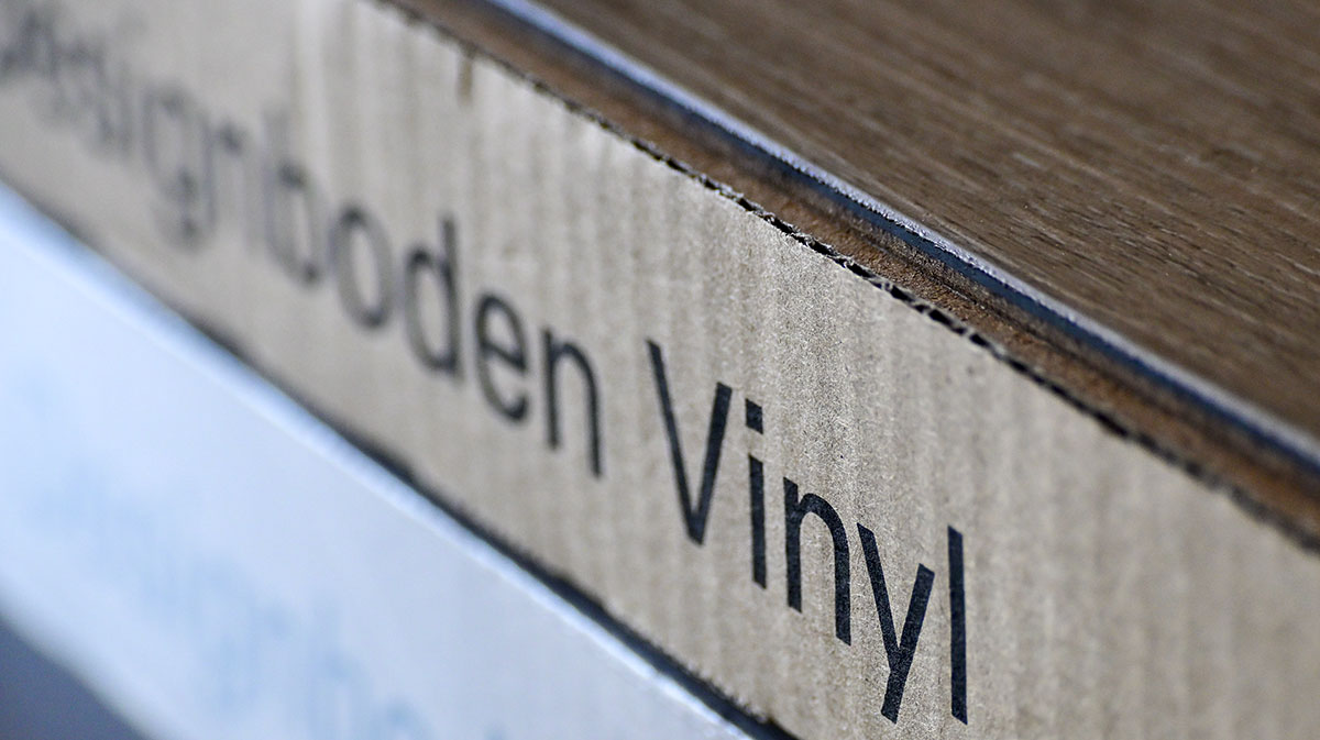 Vinylboden als Bodenbelag – die trendige Alternative! Verpackung eines Vinylbodens
