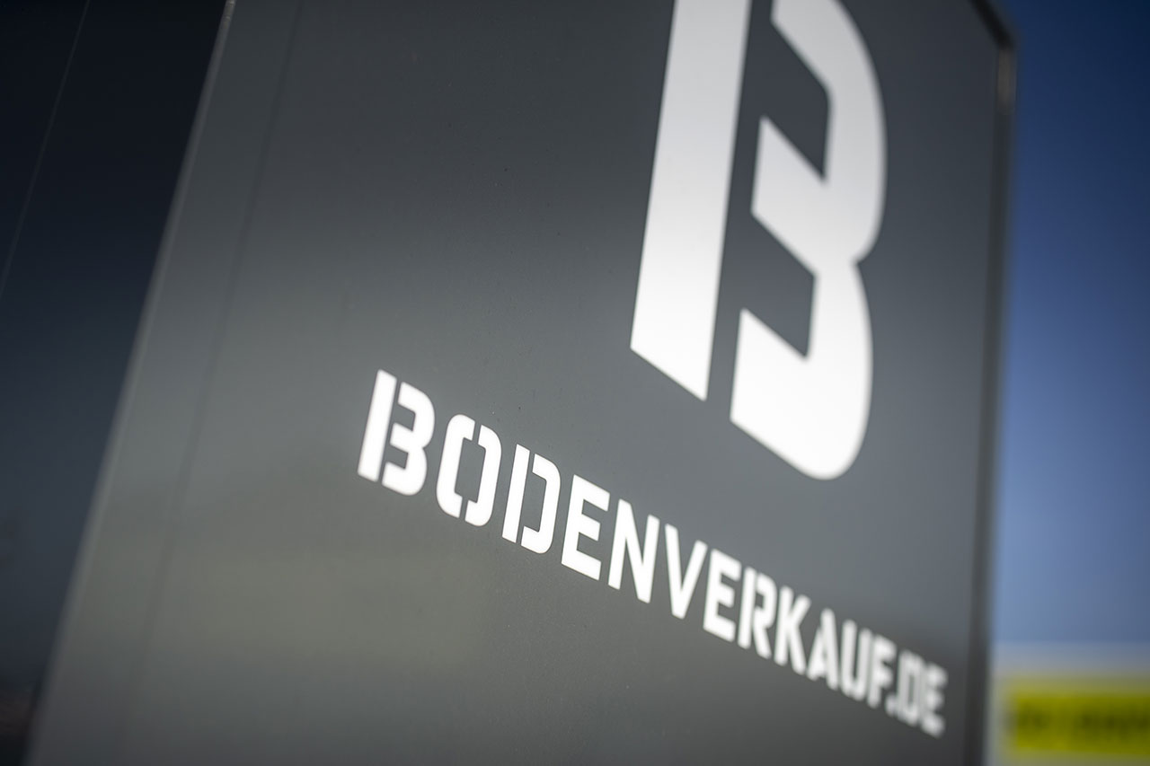 Steele mit Firmenlogo Bodenverkauf