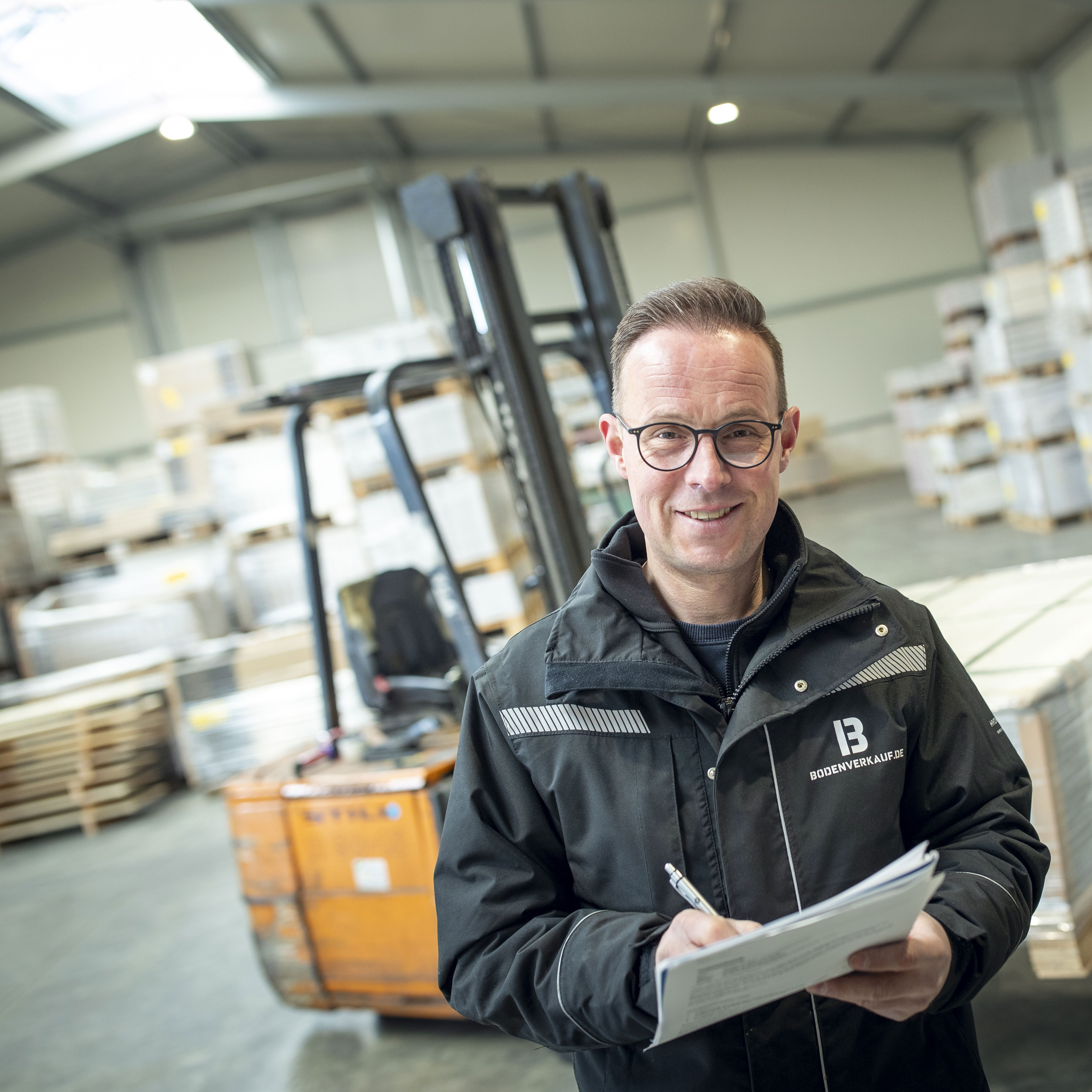 Mitarbeiter bei der Bestandskontrolle im Boden-Lager