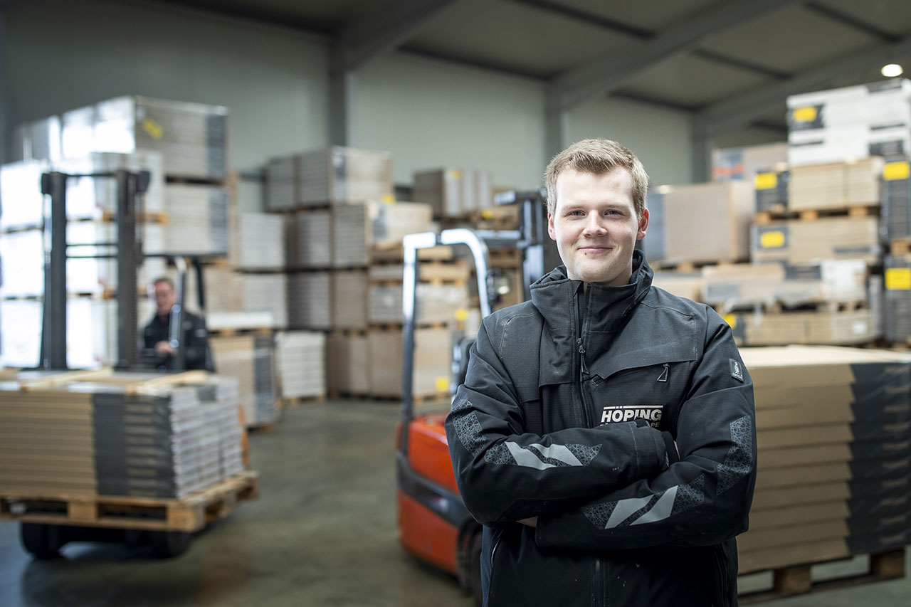 Transport von Böden in der Lagerhalle in Schöppingen Motivierter Mitarbeiter in der Lagerhalle