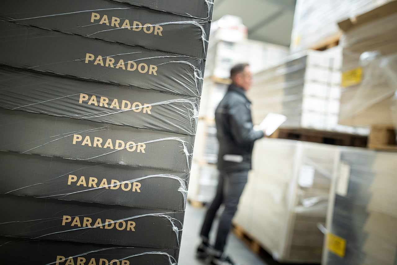 Parador-Böden in der Lagerhalle von bodenverkauf.live Pakete mit Bodendielen der Firma Parador