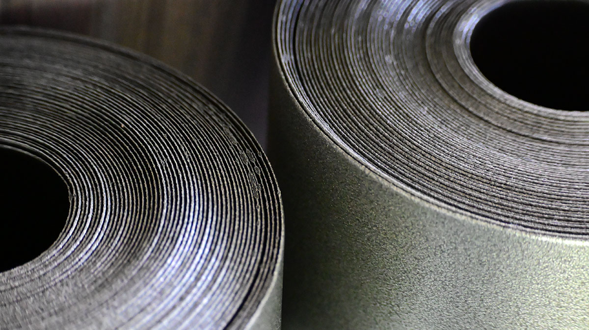 Trittschalldämmung – der perfekte Laminat- und Parkettpartner Zwei Rollen schwarze Trittschalldämmung
