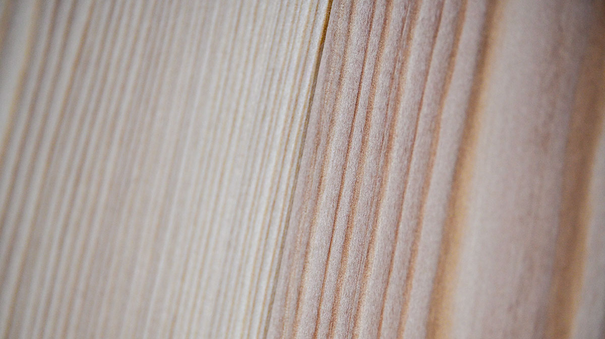 Was sind typische Anforderungen bei der Laminatverlegung an den Untergrund? Schöne Maserung eines Holzbodesn