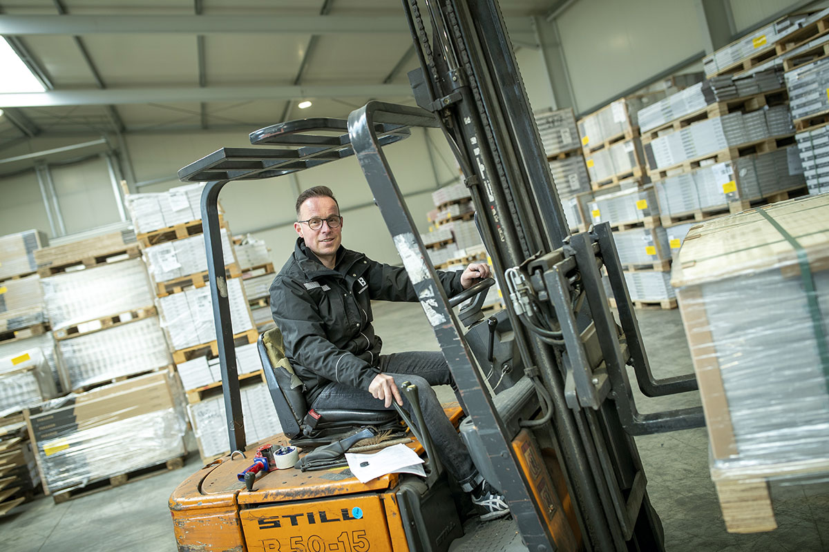 Transport von Böden per Stapler Transport von Böden in der Lagerhalle per Gabelstapler